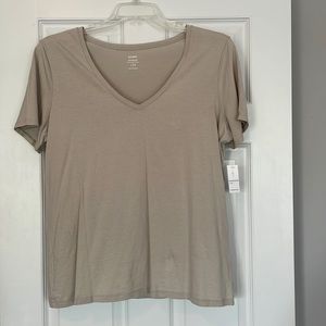 NWT Old Navy v-neck tee